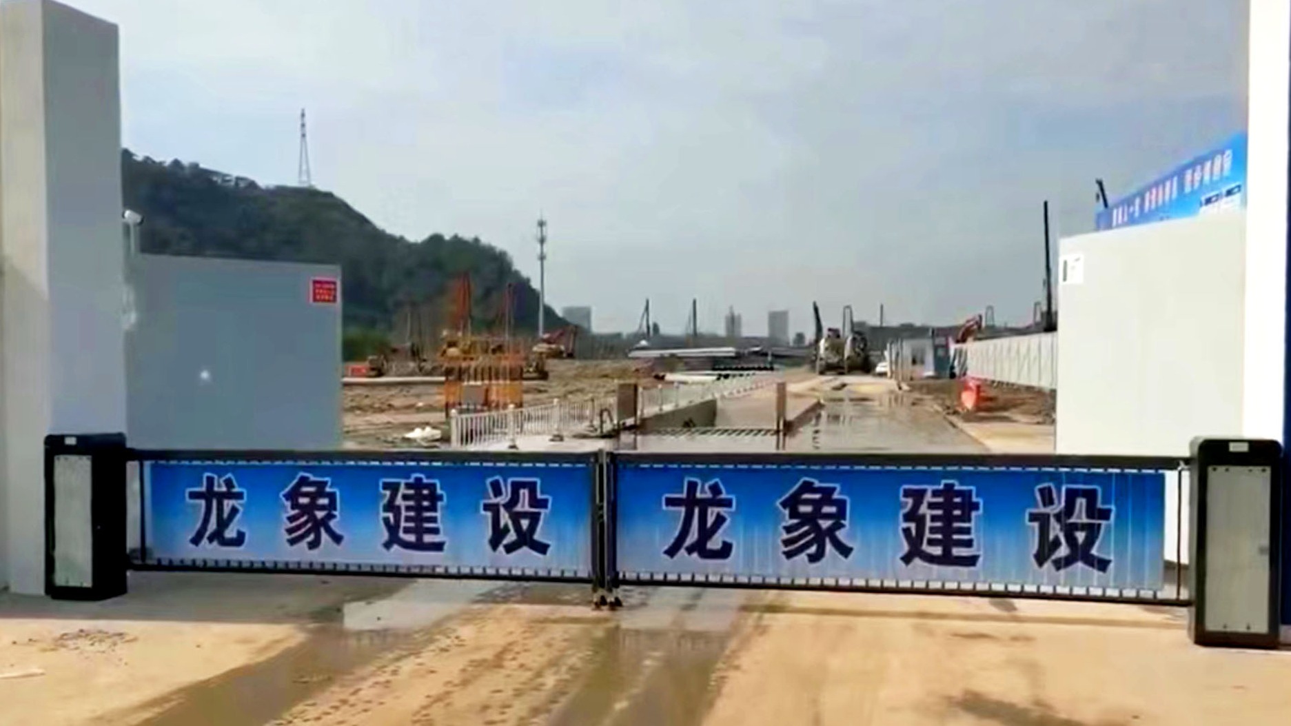 廣告道閘,性價高，安全性穩定,具備開、關閘，防砸功能。